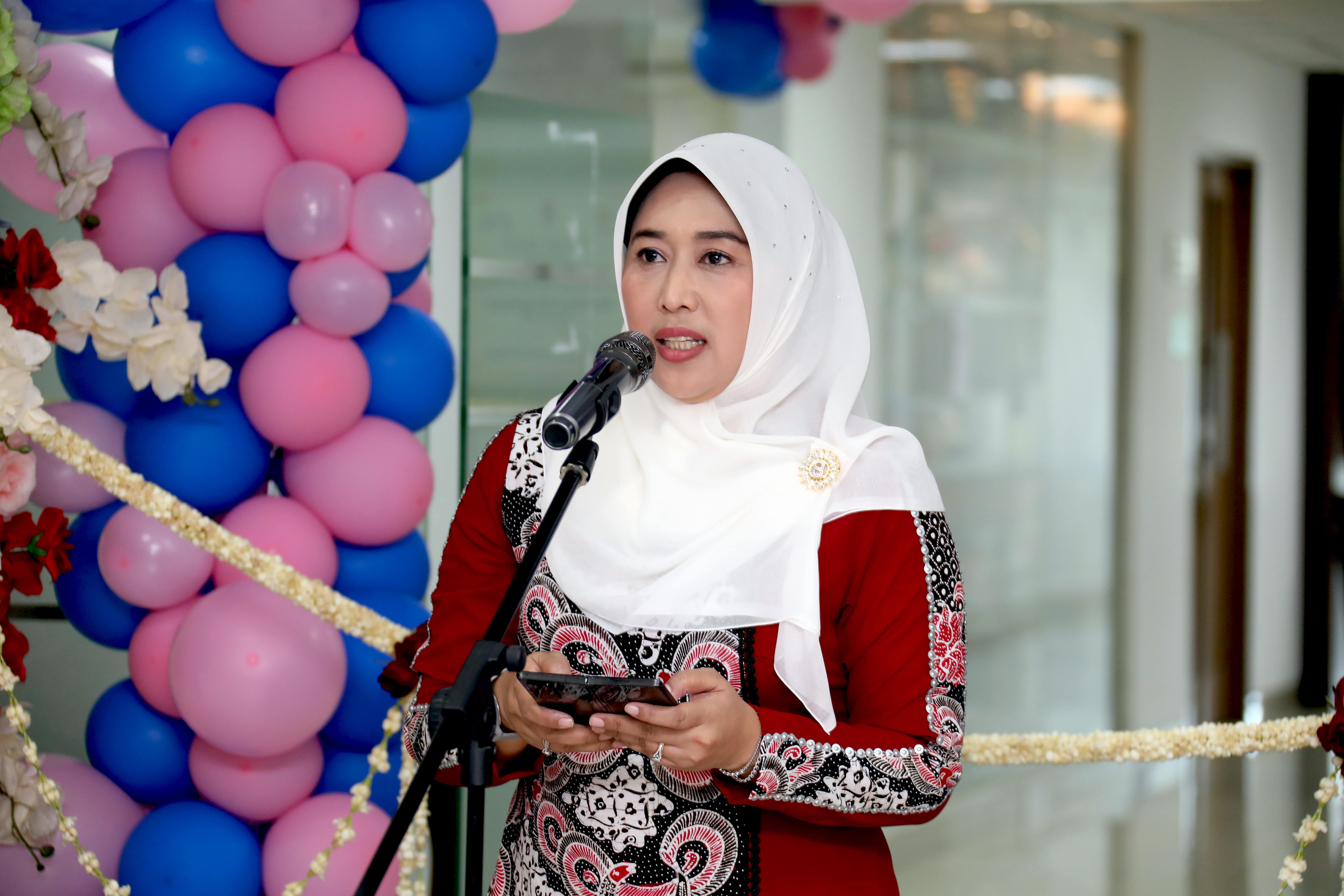 Ketua Dharma Wanita Persatuan (DWP) BNPB Ibu Ervianti Rakhmasari Suharyanto memberikan sambutan dalam acara pembukaan kembali Daycare Cinta Agnimaya BNPB, Senin (7/8).
